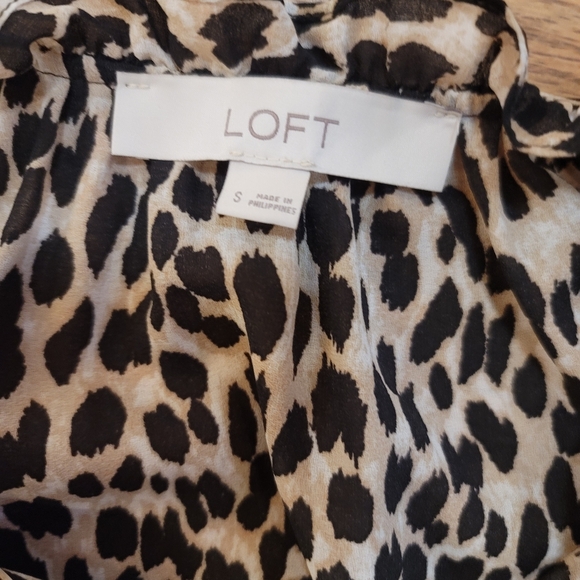 Ann Taylor Loft Animal Print Silky flowy blouse leopard Cheetah Puma brown black - Picture 3 of 3